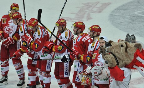 HC Slavia Praha - HC Vítkovice Steel. Hrái Slavie se radují z vítzství.