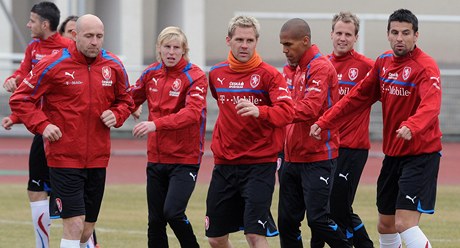 Hrái fotbalové reprezentace (zleva) Daniel Pudil, Jií tajner, Frantiek Rajtoral, Tomá Hübschman, Theodor Gebre Selassie, David Limberský a Milan Baro na tréninku.