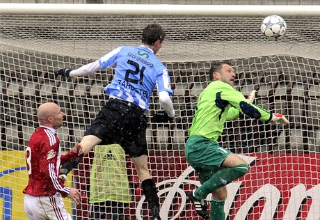 Hlavikují Ondej Zahustel z Boleslavi a branká ikova Martin Ticháek