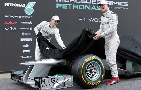 Mercedes (Rosberg a Schumacher).