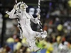 Akrobatka na karnevalu v brazilské metropoli Rio de Janeiro 20. února 2012
