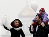 Bílá barva, kterou se protestující ozdobili, symbolizuje konec "politické zimy" v Putinov ée
