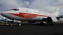 Pilot odchází od letadla Boeing 737-500 Českých aerolinií v retro barvách, tentokrát ze 60. let | na serveru Lidovky.cz | aktuální zprávy