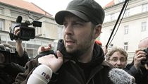 Výtvarník David Hons (uprostřed) vystupující pod jménem Roman Týc nastoupil odpoledne do pankrácké věznice v Praze. | na serveru Lidovky.cz | aktuální zprávy