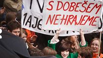 Demonstrace proti vysokoškolským reformám, které plánuje ministr školství Dobeš, se dnes zůčastnilo podle odhadů až deset tisíc lidí. Studenti přišli před úřad vlády | na serveru Lidovky.cz | aktuální zprávy