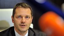 Vrchní státní zástupce Vlastimil Rampula oznámil na tiskové konferenci, že podává trestní oznámení kvůli tomu, že podle něj do kanceláře jeho náměstka Libora Grygárka vnikli v noci 17. února dva cizí lidé. | na serveru Lidovky.cz | aktuální zprávy