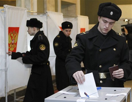 Rutí námoníci hlasují v ukrajinském pístavu Sevastopolu. 