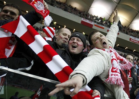 Poltí fanouci sledují první zápas jejich fotbalové reprezentace proti Portugalsku na nov oteveném stadionu ve Varav.