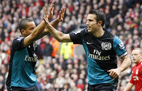 Fotbalisté Arsenalu Robin van Persie (vpravo) a Theo Walcott 