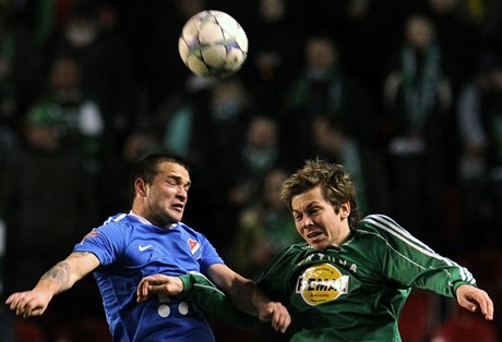 Bohemians 1905 - Baník Ostrava. Antonín Fanti z Baníku (vlevo) a Pavel Vyhnal z Bohemians