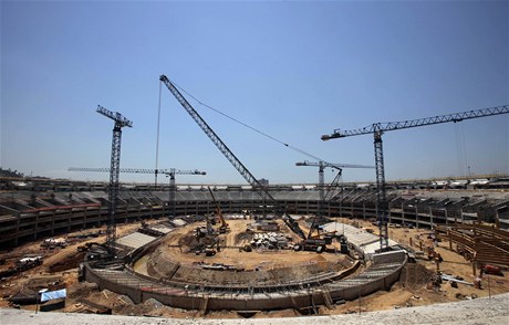 Slavný fotbalový stadion v brazilském Riu de Janiero se kvli mistrovství svta 2014 pevleká do nového kabátu. Jene se zpodním