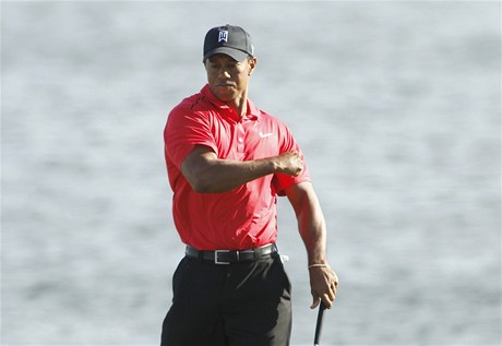 Americký golfista Tiger Woods odpaluje na turnaji v Palm Beach Gardens