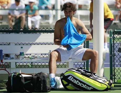 Nkterým tenistm zaíná vadit, e jejich soupem zabírá pauza mezi výmnami píli mnoho asu (na snímku Rafael Nadal)