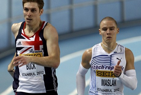 eský bec Pavel Maslák (vpravo) pi závod na 400 metr