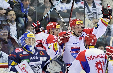 Bílí Tygi Liberec - eské Budjovice. Budjovití útoníci Pavel Kapaík (vpravo) a Jií imánek se radují z gólu. Vlevo je branká Liberce Marek Pinc