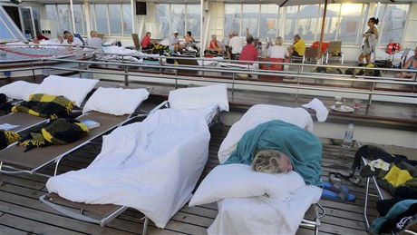 Cestující spali na lehátkách na palub. Foto od pasaérky Eleanor Bradwell.