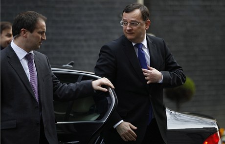 Petr Neas pijídí na setkání s britským premiérem Davidem Cameronem.