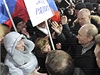 Vladimir Putin si podává ruce se svými obdivovatelkami po vyhláení volebního vítzství