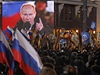 erstv zvolený prezidet Vladimir Putin promlouvá k davm z velkoploných obrazovek.