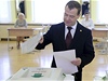 Konící prezident Dmitrij Medvedv u volební urny. 