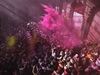 Lidé v indickém Vrindavanu vyhazují do vzduchu barevný práek a zpívají v chrámu chvalozpvy u píleitosti svátku barev Holi. 
