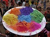 Uitel drí talí s barevnými práky na oslavách Holi v Ahmedabadu.