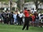 Americk golfista Tiger Woods odpaluje na turnaji v Palm Beach Gardens