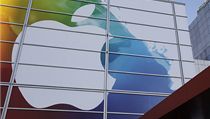 Vchod budovy Yerba Buena Center, do kterého Apple svolal novináře na mimořádnou tiskovku | na serveru Lidovky.cz | aktuální zprávy
