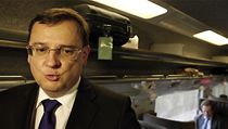 Petr Ne�as ve vlaku Eurostar z Londýna do Bruselu, kterým cestoval spole�n� s britským premiérem Davidem Cameronem na summit EU. | na serveru Lidovky.cz | aktu�ln� zpr�vy