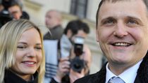 Vít Bárta s manželkou Kateřinou Klasnovou před soudem | na serveru Lidovky.cz | aktuální zprávy