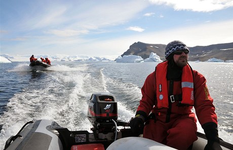 lenové vdeckého týmu, který se vrátil z psobení na Mendelov polární stanici v Antarktid, vystoupili 14. bezna na tiskové konferenci v Brn. Na snímku z 30. ledna jsou lenové expedice pi výzkumné innosti. 