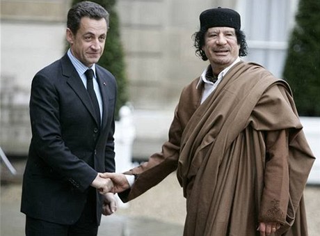 Libyjský vdce Muammar Kaddáfí (vpravo) s francouzským prezidentem Nicolasem Sarkozym na snímku z roku 2007