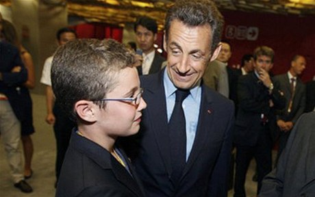 Patnáctiletý syn Nicolase Sarkozyho házel rajata na policistku hlídkující ped prezidentským Elysejským palácem v centru Paíe.
