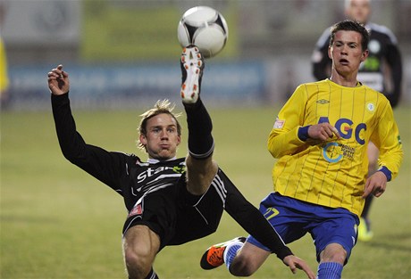 1. FK Píbram - FK Teplice. Josef Divíek z Píbrami (vlevo) a Egon Vch z Teplic