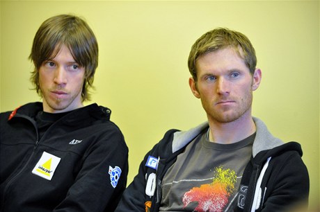 Biatlonisté Jaroslav Soukup (vlevo) a Michal lesingr po návratu z mistrovství svta v Ruhpoldingu a finálového závodu Svtového poháru v Chanty Mansijsku
