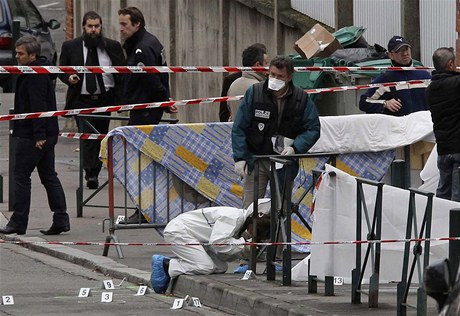 Vyetovatelé zajiují stopy na míst inu.