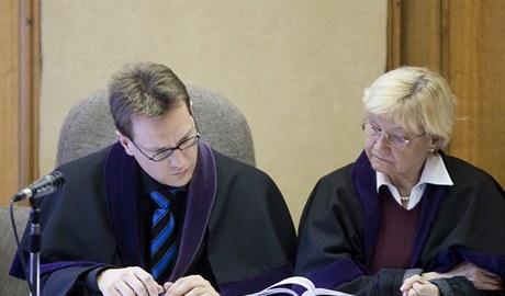 Soudce procesu s VV Jan ott a písedící Marie Jungwirthová (vpravo).