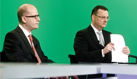 Bohuslav Sobotka (SSD) a premiér Petr Neas (ODS) v Otázkách Václava Moravce. 