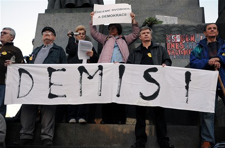 Protestující se seli pod sochou svatého Václava. 