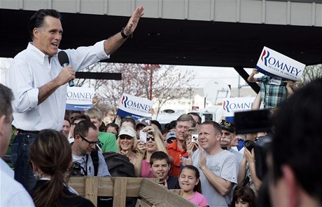 Republikán Mitt Romney zdraví volie.