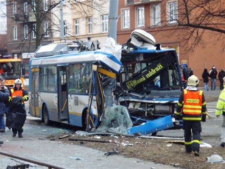 V Ostrav narazil trolejbus ze zatím neznámých dvod do sloupu.