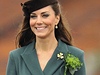 Kate na vojenské základn v jihoanglickém Aldershotu nerozdávala jen kytice z trojlístk, ale také úsmvy.