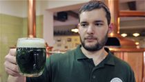 Restaurační minipivovar U Stočesů v Rokycanech uvařil zelený ležák, bude ho nabízet při oslavách svátku svatého Patrika. Na snímku je sládek Jaroslav Řepiš. | na serveru Lidovky.cz | aktuální zprávy