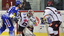 Šestý zápas čtvrtfinále play off hokejové extraligy Kometa Brno - Sparta Praha. Jakub Svoboda z Brna (vlevo) dává druhý gól Komety do brány sparťanského gólmana Tomáše Pöpperleho. Vpravo sparťanský Troy Milam. | na serveru Lidovky.cz | aktuální zprávy