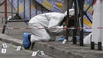 Vyšetřovatelé zajišťují stopy na místě činu. | na serveru Lidovky.cz | aktuální zprávy