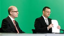 Bohuslav Sobotka (ČSSD) a premiér Petr Nečas (ODS) v Otázkách Václava Moravce. | na serveru Lidovky.cz | aktuální zprávy