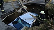 Hasiči vyprošťují auto, které se propadlo pod úroveň vozovky. | na serveru Lidovky.cz | aktuální zprávy