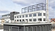 Přístavba výtahové šachty i dvoupodlažní nástavba vytváří s původním objektem příkladnou jednotu. Nepřehlédnutelnou součástí nástavby je basketbalové hřiště na střeše. | na serveru Lidovky.cz | aktuální zprávy