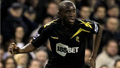 Fotbalista Boltonu Fabrice Muamba je stále v kritickém stavu, ale u dýchá bez lék 