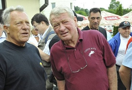 Bývalý reprezentant a trenér Jaroslav Holík (vpravo) se svým bratrem Jiím.